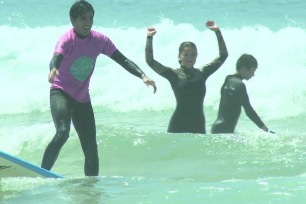 La joie de découvrir le surf pour ces sportifs afghans réfugiés en France.