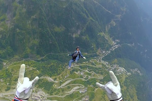 L'équipe de France de parachutisme était à l'entraînement à Valmeinier (Savoie) jusqu'au 25 juillet 2021.