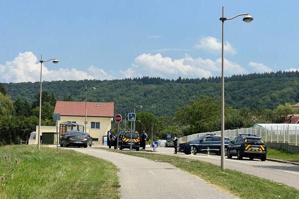 Le village de Douvres a été bloqué vers 08h le mercredi 20juillet 2022