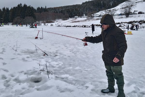 Après deux années blanches, la traditionnelle journée de pêche au trou sur le lac de Guéry (Puy-de-Dôme) a pu avoir lieu. 