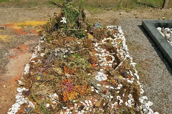 Un mandala de fleurs a été réalisé par les proches du défunt au cimetière.