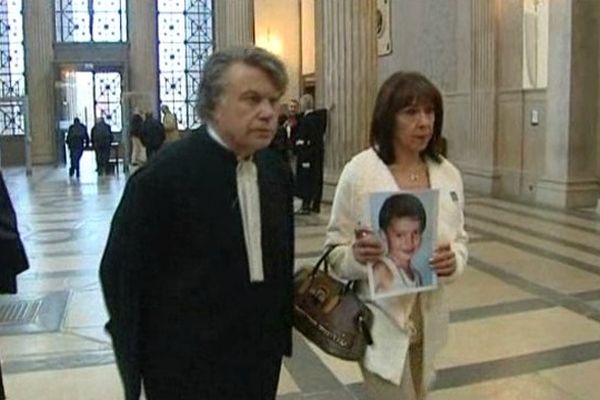 La maman de Valentin, accompagnée de son avocat,elle tient un grand portrait de son fils, elle veut l'installer face à Stéphane Moitoiret et Noella Hégo