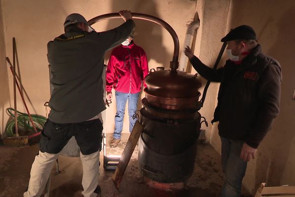 600 à 700 bouilleurs de cru officient encore aujourd'hui en France.