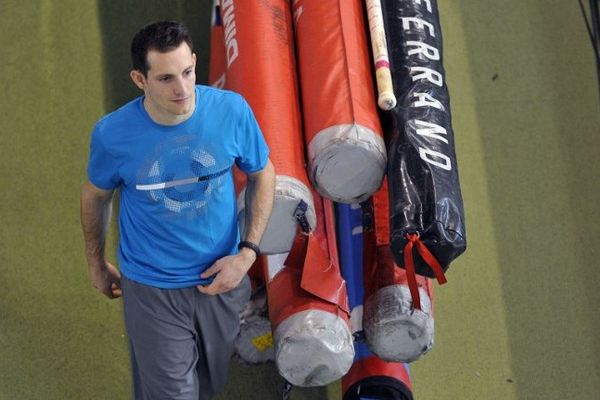 Comment participer à un concours de saut à la perche au coeur de l'Europe quand le principal accessoire est resté en France ? C'est la question que doit se poser Renaud Lavillenie à la veille d'un meeting en République Tchèque alors que ses perches n'ont pas été chargées dans l'avion à Paris. (photo : février 2013)