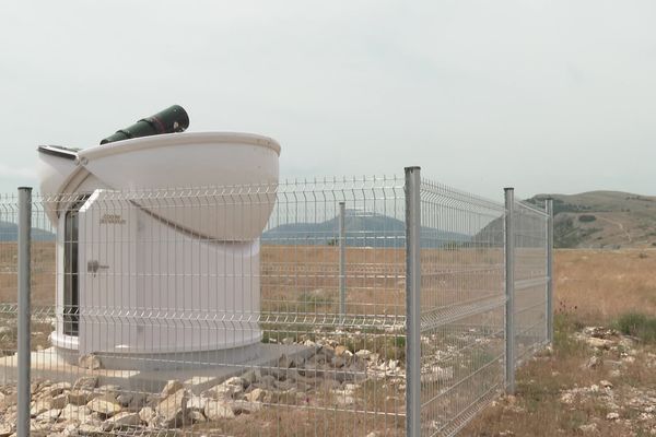 Ce télescope a été développé par l'entreprise française Thalès en collaboration avec l'Observatoire de la Côte d'Azur