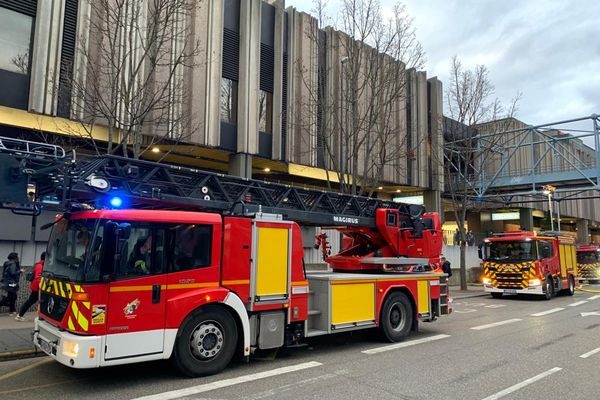 Quatre camions de pompiers sont sur place.