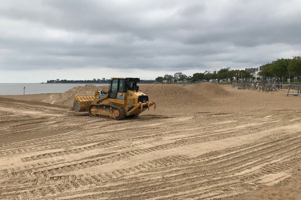 Le bulldozer était à l'œuvre ce jeudi pour défaire les merlons de protection du remblai.