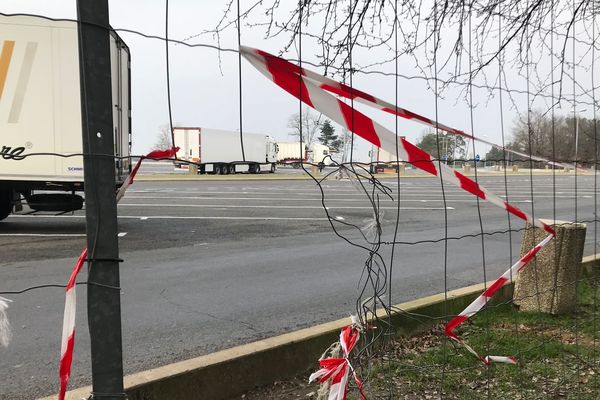 Les trafiquants opéraient sur les aires de repos de l'autoroute A10 notamment entre Poitiers et Tours en faisaient passer clandestinement les migrants.