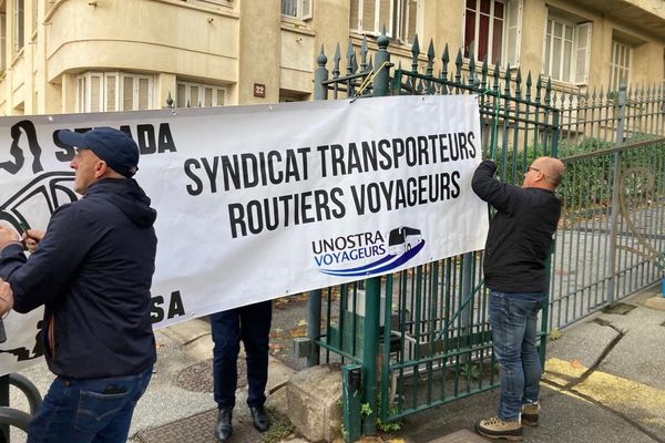 Jeudi 26 octobre, plusieurs transporteurs scolaires de la région ajaccienne se sont rassemblés devant les grilles de l'Assemblée de Corse en protestation contre l'attribution des lignes de la DSP.