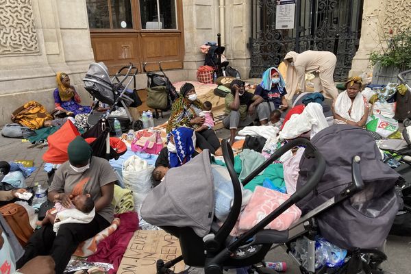 Des familles, sans logement, s'étaient installées depuis mercredi sur le parvis de la mairie du XVIIIe arrondissement