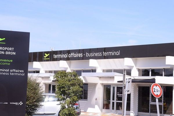 Aéroport de Lyon-Bron : un homme qui voulait "échapper à la 2e guerre mondiale" est parvenu à s'introduire sur le tarmac dans la nuit de samedi à dimanche - septembre 2018