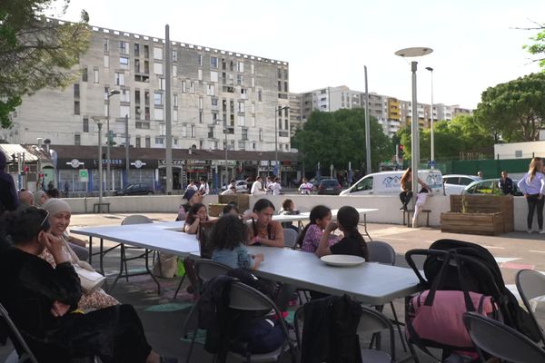 Des étudiants logés dans le quartier prioritaire de la Mosson à Montpellier. En échange d’actions solidaires, 34 étudiants bénéficient de colocations à un prix réduit dans une  quarantaine de villes en France. Une manière de répondre aux enjeux de mixité sociale.