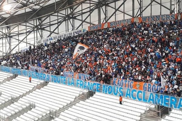 Tifo marseillais "Quand notre foi s'élèvera, toute la France nous acclamera !!!" au Vélodrome;