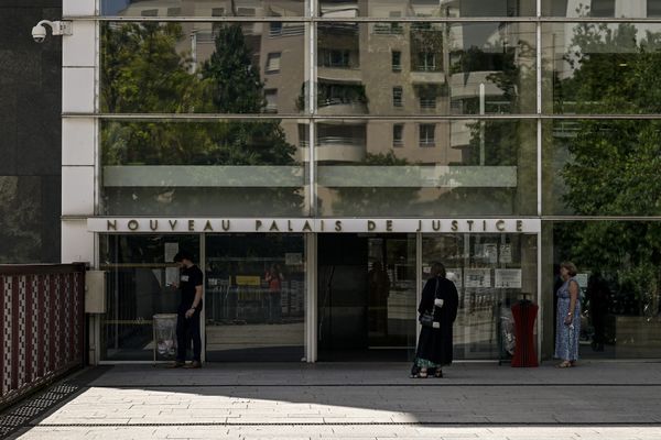 8 militants d'Extinction rébellion, jugés par le tribunal correctionnel de Lyon le 3/10/23 pour les dégradations d'une station-service Total. (image archives)