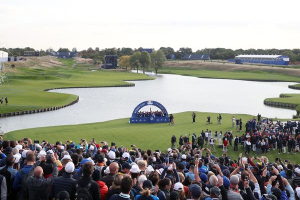 La Ryder Cup opposait les meilleurs joueurs européens et américains, à Saint-Quentin-en-Yvelines, près de Paris. La spectatrice heurtée par une balle a été prise en charge à l'hôpital de la Croix Rousse à Lyon.