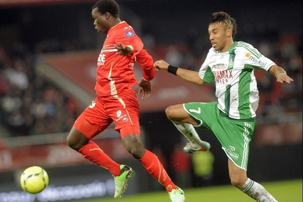 Vincent Aboubakar aux prises avec Ismael Diomande pendant le match de L1 opposant Valenciennes à Saint Etienne - Stade du Hainaut (Valenciennes 12/04/13)