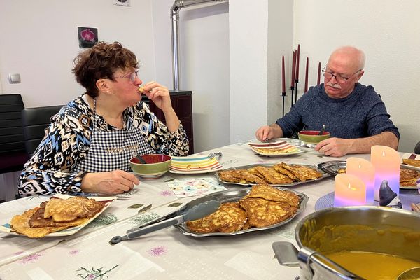 Chez Alphonsine et René Knaebel, les Äpfelkiechle (ou crêpes alsaciennes aux pommes) se mangent avec de la soupe de légumes.