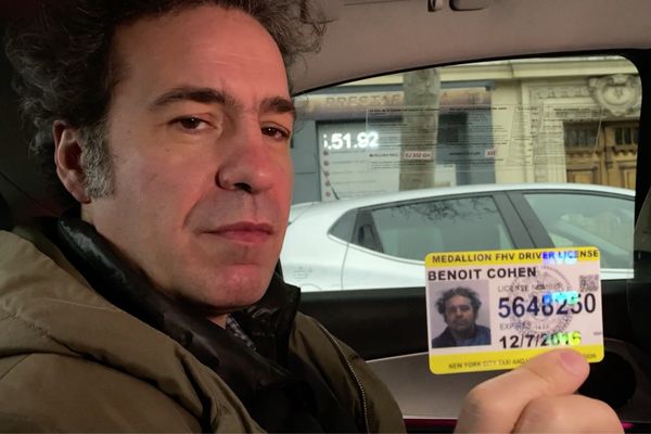 Benoit Cohen et sa licence de chauffeur de taxi new-yorkais