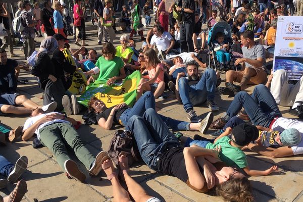 Des centaines de personnes se sont allongés autour d'une même préoccupation, celle du climat, ce samedi 13 octobre place de Jaude à Clermont-Ferrand