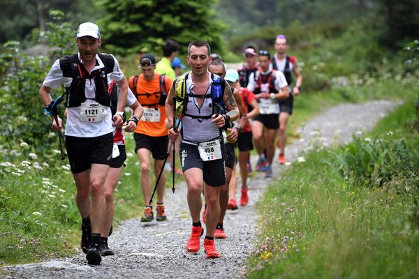 Le marathon du Mont Blanc, une course rude et rapide à 2000 m d'altitude sur des sentiers bordés de rhododendrons en fleur 