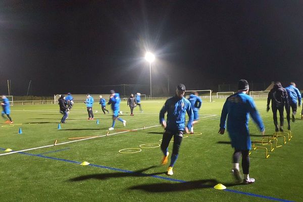 L'équipe de Milizac à l'entrainement ce matin vers 6h00 : bien couverts mais motivés, les joueurs chaussent les crampons avant d'aller travailler.