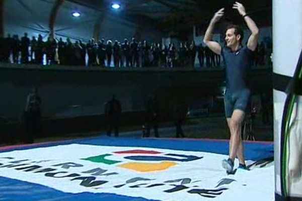 En 2013, Lavillenie avait échoué à 5,83 mètres. Cette année, il remporte le concours en franchissant les 5,84 mètres.