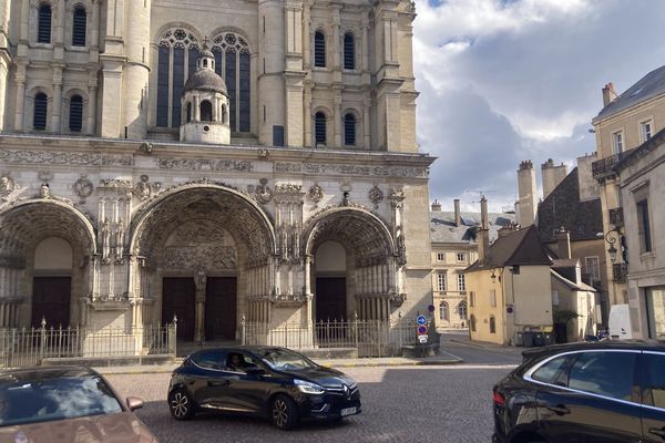 L'agression s'est produite devant l'église Saint-Michel, à Dijon.