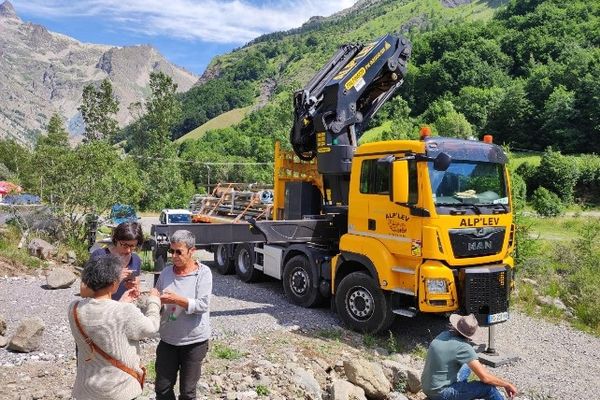 Une quinzaine de "zabistes" ont bloqué le camion transportant l'antenne.