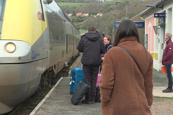 La ligne Dijon - Nevers est à nouveau ouverte (ici arrêt en gare du Creusot)