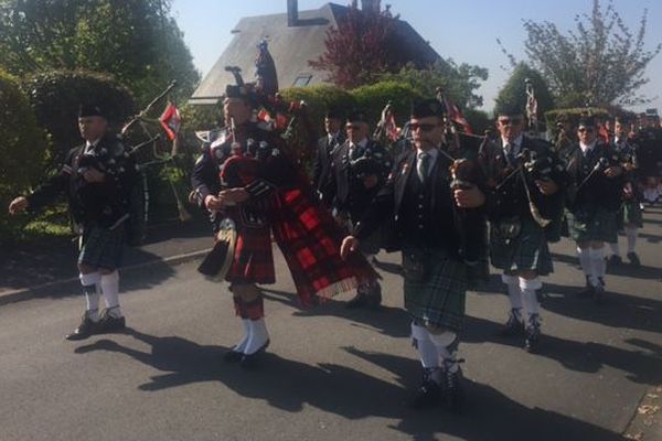 La parade et les invités défilent rue de la Dîme avant l'inauguration d'une plaque en l'honneur du Corporal Francis Roy Weitzel de la Royal Light Infantry of Canada