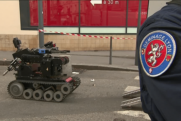 Le robot de déminage utilisé ce matin par la police à Lyon 7e.