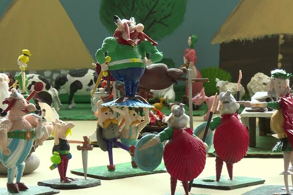 Des heures de travail pour fabriquer, à partir de coquillages ramassés sur la plage, cette scène qui rend hommage à Astérix et Obélix