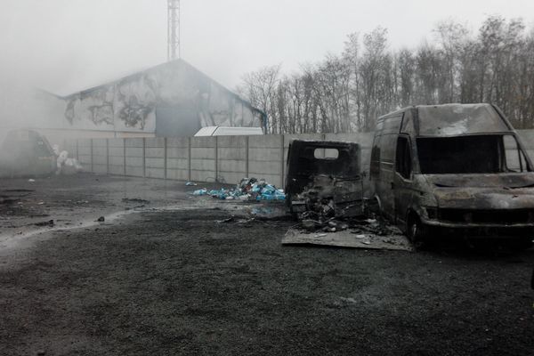 L'entrepôt et plusieurs véhicules ont été ravagés par les flammes