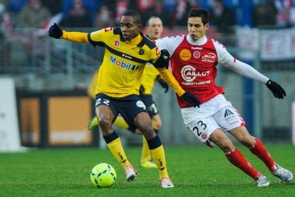 Aissa Mandi - Stade de Reims (à droite), Cedric Bakambu - FC Sochaux-Montbéliard (à gauche)