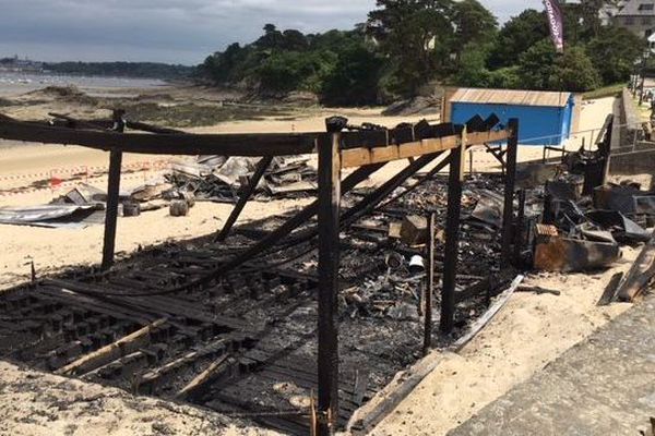 Le bar de plage le Woop beach a été réduit en cendres