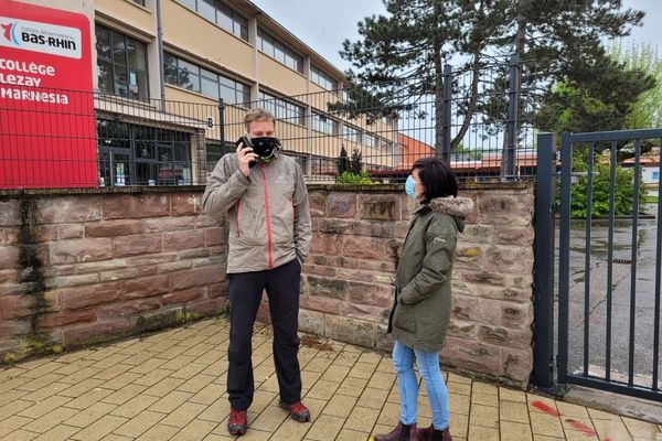 Deux des enseignants de l'association "un toit pour nos élèves" devant le collège Lezay-Marnésia de Strasbourg