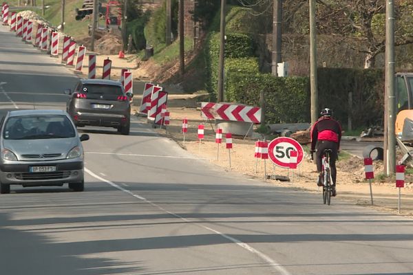 A Couzeix, au nord de Limoges, une voie verte protégée est en cours de construction pour se rendre du centre vers une zone d'activité. 