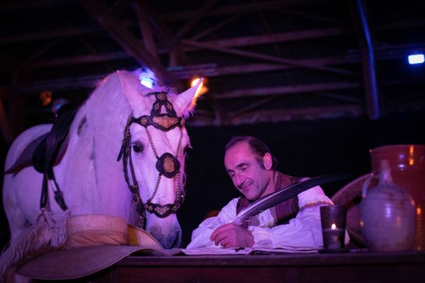 Une scène de "A bride abattue", nouvelle pièce de Théâtre équestre en hommage à Molière de la troupe de la ferme du Ménil Saint Michel, à Flavigny-sur-Moselle