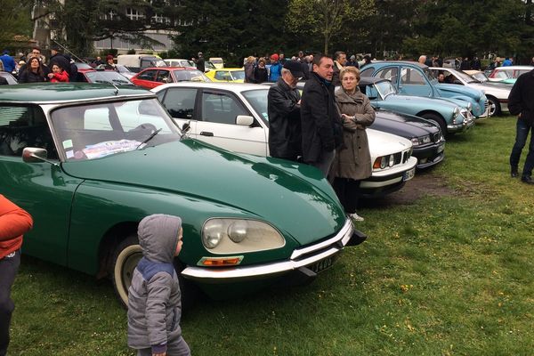 Une centaine de passionnés s'est donné rendez-vous à Grenoble pour défiler avec leur voiture de collection.