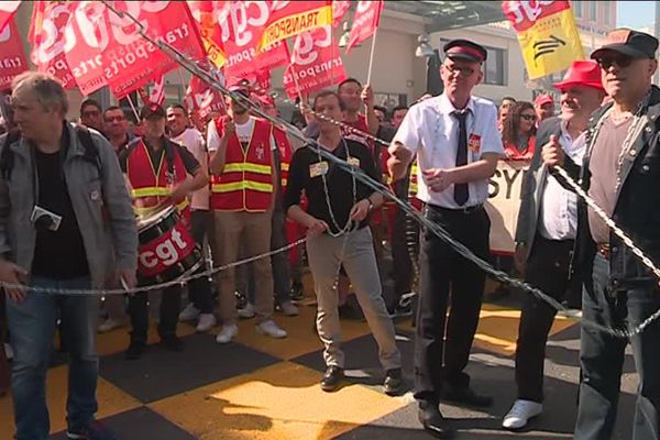 Ces manifestants tiennent des chaînes pour protester contre les réformes.