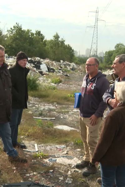 Les propriétaires réunis sur leur terrain pollué à Osny (Vad-d'Oise)