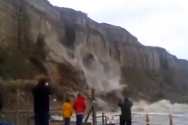 Une falaise s'écroule à Hastings. 