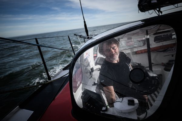 Yannick Bestan, à bord de son Imoca, au large de Cascais au Portugal, quelques mois avant le départ du prochain Vendée Globe, le 10 avril 2024.