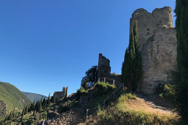 Le village de Lastours dans l'Aude est dominé par 4 châteaux situés dans un site archéologique unique en France. Un sentier de randonnée permet de les découvrir en famille.