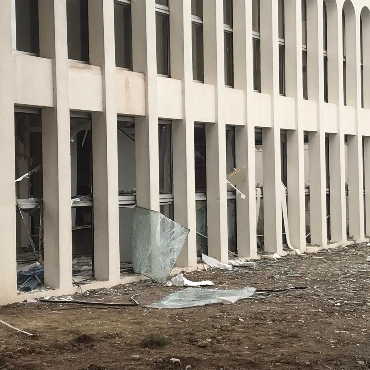 Une explosion souffle le bâtiment de la direction de lenvironnement à  Carcassonne, le sigle du Comité daction viticole retrouvé sur un mur