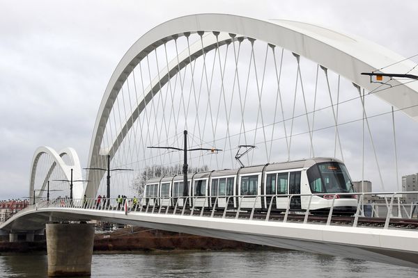 Passage test du tram en février dernier sur le pont du Rhin