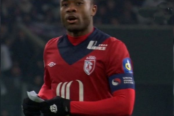 Aurélien Chedjou, capitaine du LOSC, avec en main, un petit papier. Instant insolite capté par les caméras de Canal +. 