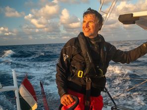 Szabolcs Weöres (HUN), skipper de la Nouvelle Europe, est photographié le 12 septembre 2024 à Lorient, France