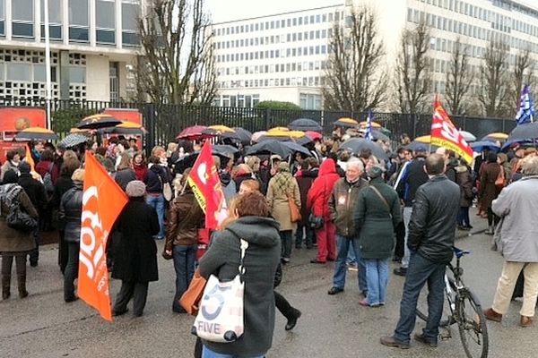 Des salariés du conseil général de Seine-Maritime manifestent contre un plan d'économies.