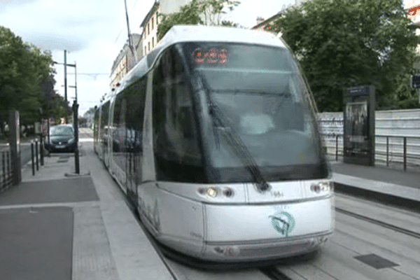 Le nouveau T5 qui relie Saint-Denis à la gare RER de Garges-Sarcelles a transporté ses premiers voyageurs lundi 29 juillet 2013.